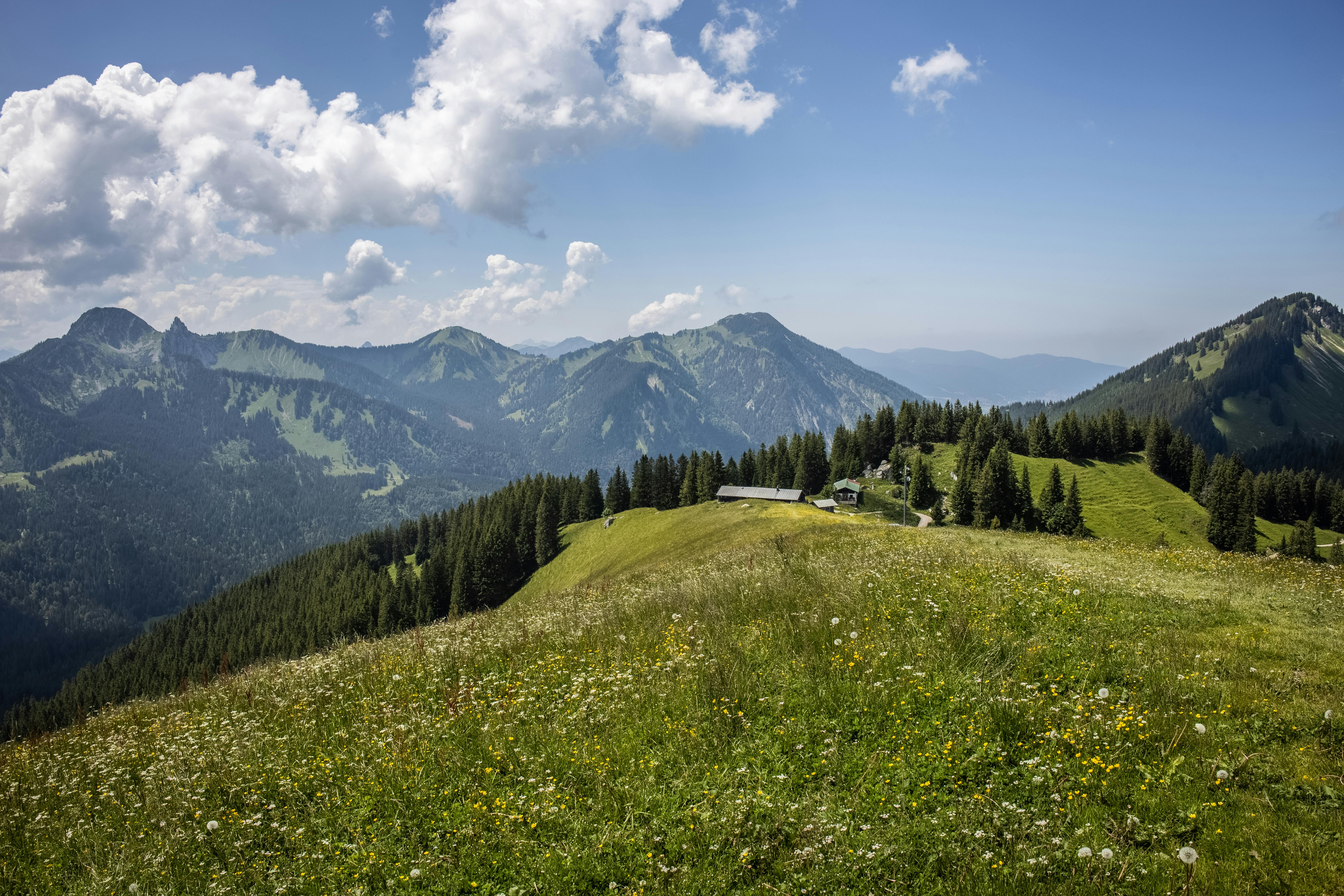 Sonnige Berglandschaft - Hintergrund